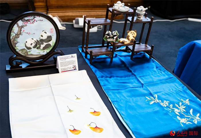 活動現場的現場文創展、互動體驗區、非遺區展示。人民網 郭錦標攝