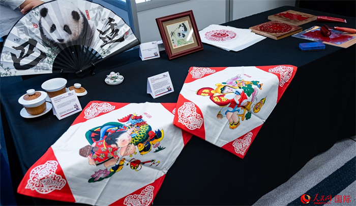 活動現場的現場文創展、互動體驗區、非遺區展示。人民網 郭錦標攝
