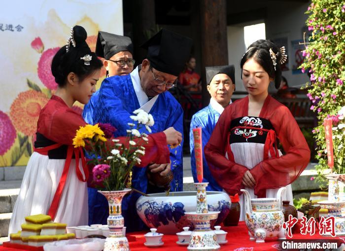 資料圖：圖為傳統重陽祭酒儀式?！蚊?攝