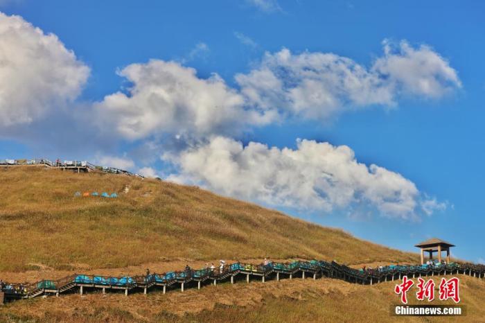 資料圖：圖為江西武功山高山草甸旁的登山步道，游客在登山。 劉力鑫 攝