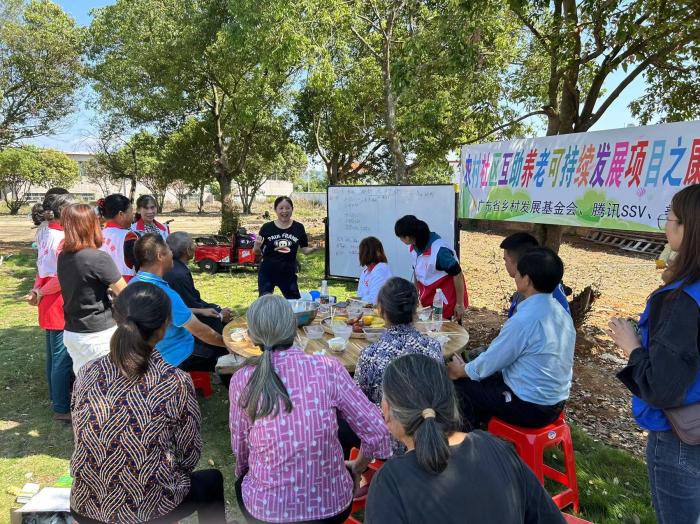 10月23日，廣東韶關農村的互助養老探索，結合仁化縣董塘鎮新龍村的重陽節活動，將村支書、婦女主任、項目管理人員、新龍村助老員、村民志愿者、健康熱心的老人聚集在一起。 受訪者供圖