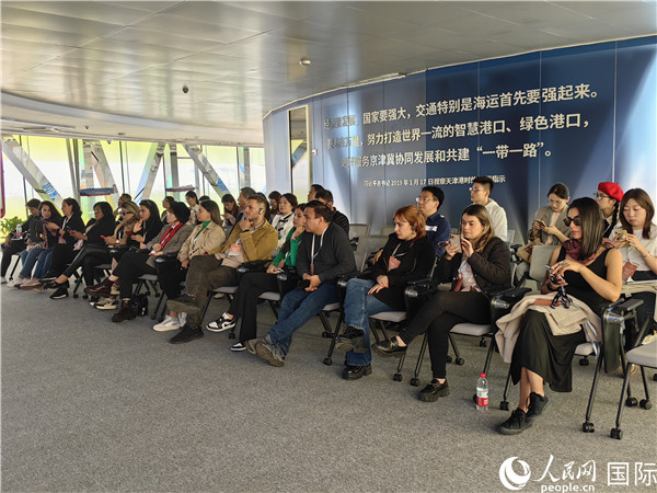 外媒記者探訪天津港北疆港區C段智能化集裝箱碼頭。人民網記者 符園園攝