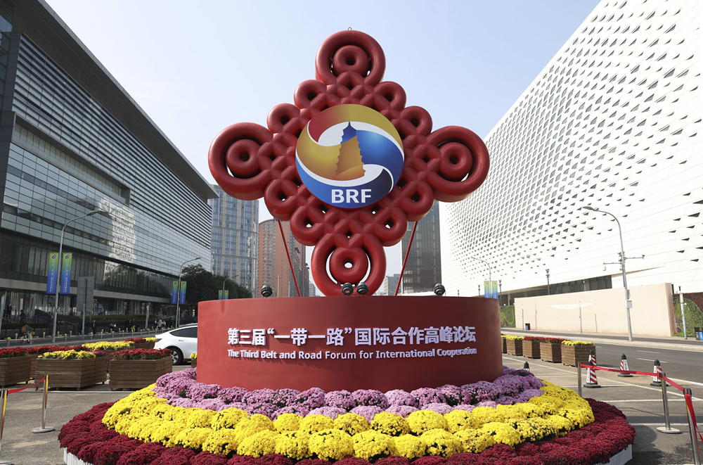 這是在北京國家會議中心附近拍攝的“一帶一路”國際合作高峰論壇景觀布置（2023年10月17日攝）。新華社記者 陳斌 攝