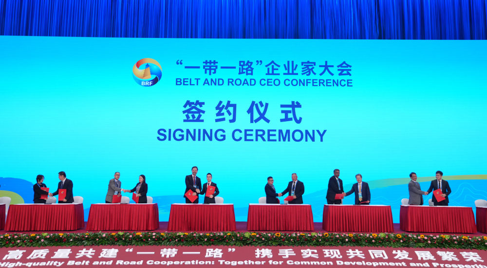 這是2023年10月17日拍攝的“一帶一路”企業家大會簽約儀式現場。新華社記者 王毓國 攝