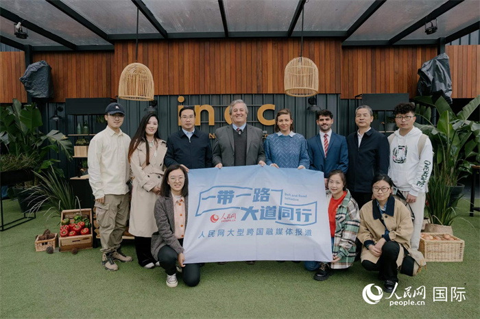 在烏拉圭第118屆普拉多牧農業國際博覽會上，烏拉圭國家肉類協會主席與人民網記者合影。人民網記者 張若涵攝