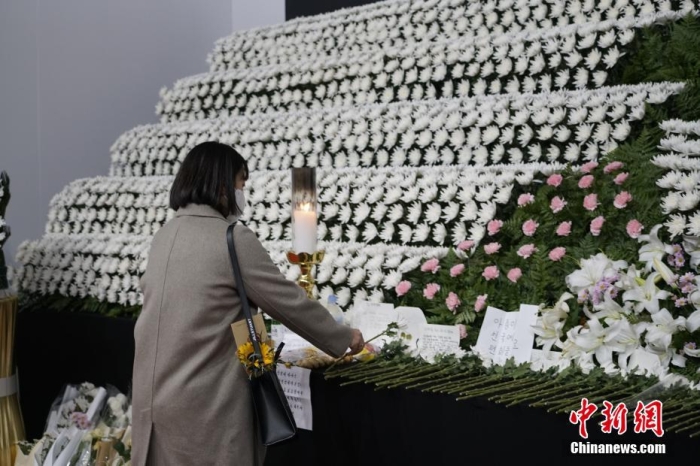 當地時間11月1日23時45分許，韓國民眾在位于首爾廣場的集體焚香所悼念梨泰院踩踏事故遇難者。 <a target='_blank' href='/'><p  align=