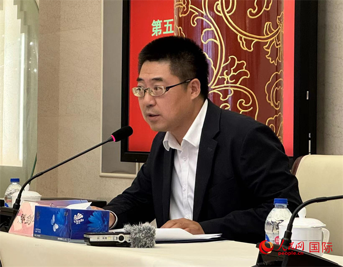 10月31日，歐美同學會副秘書長滕劍峰在第五屆中法文化論壇媒體吹風會上講話。（人民網 謝瑩攝）