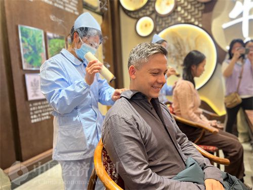   （外媒記者體驗艾灸。中國經濟周刊記者 郭志強 攝）
