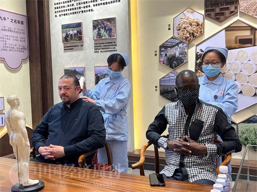   （外媒記者爭先恐后體驗艾灸，直呼神奇。中國經濟周刊記者 郭志強 攝）