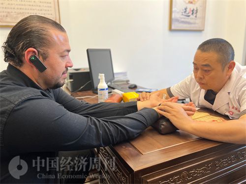   （外媒記者走進中醫堂，問診中醫名師。中國經濟周刊記者 郭志強攝）