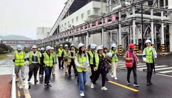   2023“一帶一路”媒體合作論壇聯合采訪團走進國家電投江西公司分宜電廠廠區。（本報記者 周歡攝）