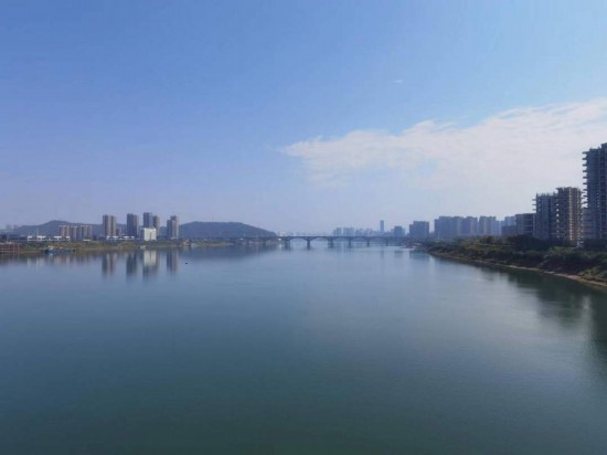 　　10月24日，在清水塘大橋景觀通道上拍攝的湘江景色。本報記者 常雯宜攝