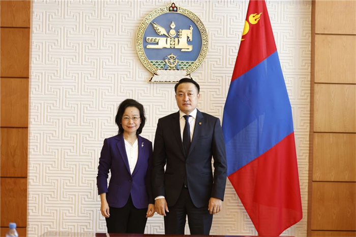 10月31日，中國駐蒙古國大使沈敏娟到任拜會蒙政府辦公廳主任兼蒙古人民黨總書記阿瑪爾巴伊斯格楞（右）。中國駐蒙古使館供圖