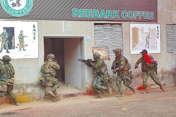 圖為2022年臺陸軍步訓部學員模擬城鎮戰。圖片來源：臺灣《中國時報》。