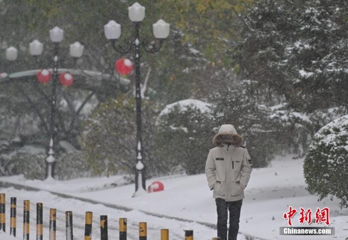 圖為市民在雪中出行。 <a target='_blank' href='/' ><p  align=