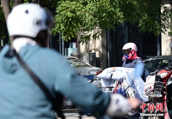 石家莊街頭，市民紛紛穿上厚厚的外套“捂”裝前行。 <a target='_blank' href='/'><p  align=