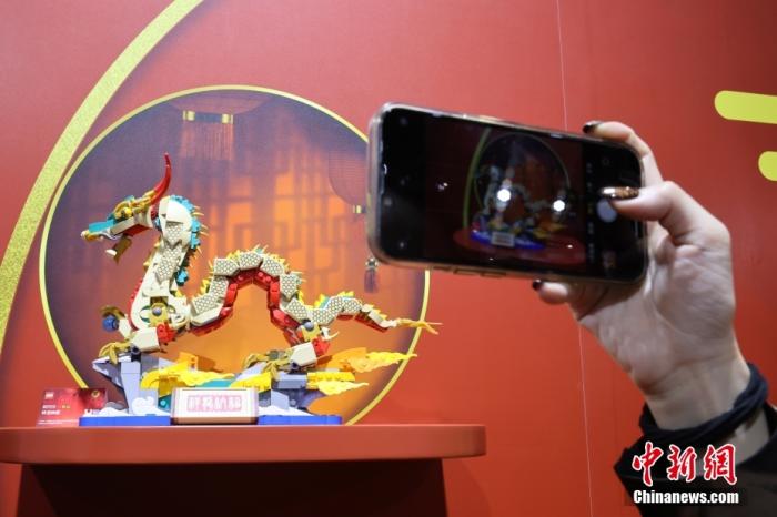 第六屆中國國際進口博覽會舉行，消費品展區展出以生肖龍為題材的中國元素產品。<a target='_blank' href='/'><p  align=