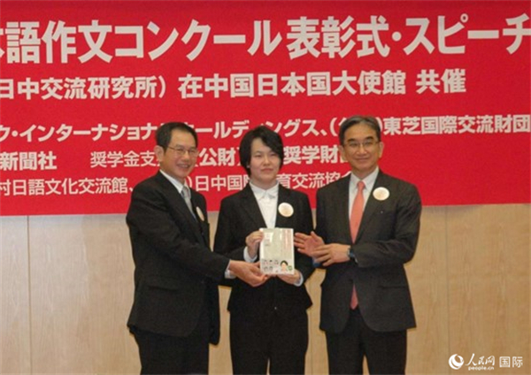日本駐華大使垂秀夫（右一）、日本僑報社總編輯段躍中（左一）和趙志琳同學合影留念。人民網記者 陳建軍攝