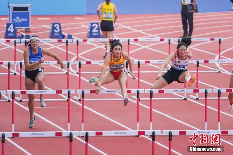 第一屆全國學生(青年)運動會田徑女子大學乙組100米欄決賽中，吳艷妮輕松奪冠。圖為吳艷妮在比賽中。陳冠言 攝