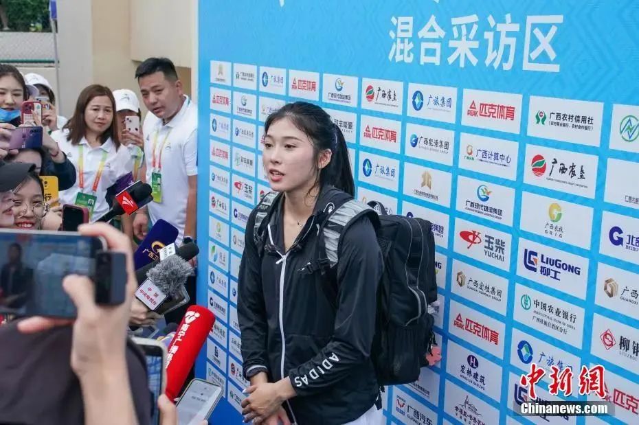 圖為吳艷妮在10日比賽結束后接受媒體采訪。陳冠言 攝
