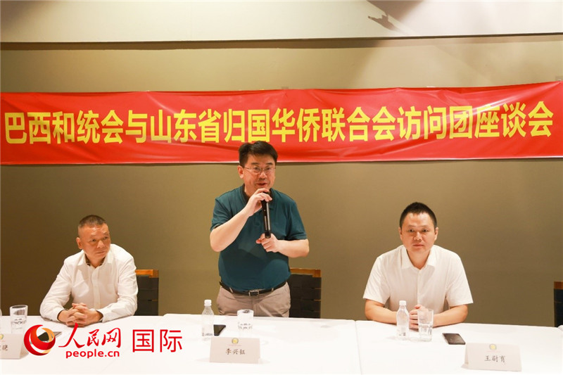 中國僑聯副主席、山東省僑聯主席李興鈺（中）在座談會上致辭。人民網記者 陳海琪攝