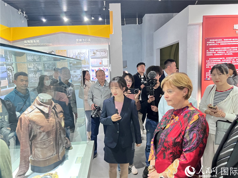 飛虎隊指揮官陳納德將軍外孫女嘉蘭惠（右）在參觀昆明市博物館展示的文物。人民網 趙瞳攝