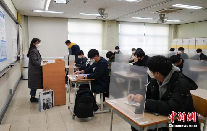 12月3日，延遲近一個月的韓國高考舉行。據韓國教育部消息，今年考生約49.34萬人，創歷史最低紀錄。圖為在首爾某考點內，考桌上設有隔板。