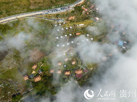 航拍掩映在晨間薄霧中的“花都里·化屋野奢度假營地“。人民網 陽茜攝