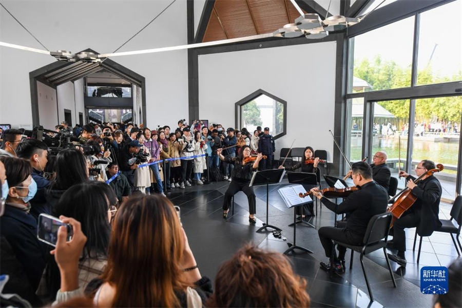 11月16日，費城交響樂團的演奏家們在蘇州博物館大廳內演奏。新華社記者 李博 攝