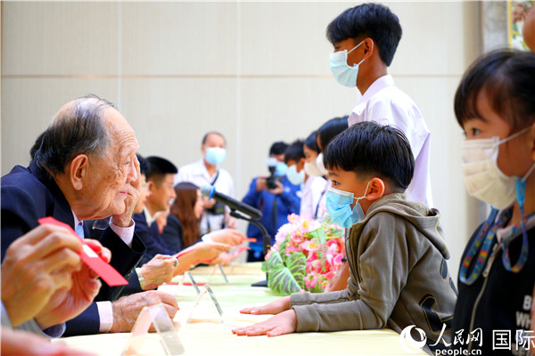 圖為獎助學金頒發現場。人民網記者 白元琪攝