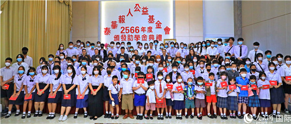 圖為出席嘉賓和現場獲獎學生合影留念。人民網記者 白元琪攝