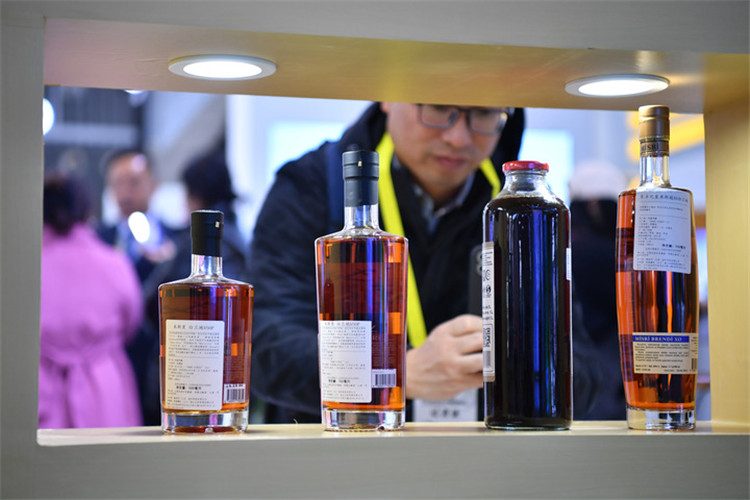 11月16日，觀眾在第七屆絲博會上參觀阿塞拜疆展位上的酒水產品。新華社記者 邵瑞 攝