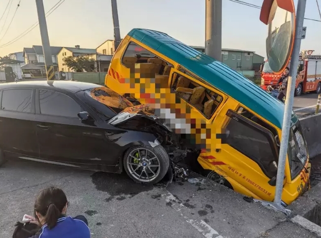 托兒所校車被轎車從側邊撞上，車體嚴重毀損。圖片來源：臺灣《聯合報》民眾供圖