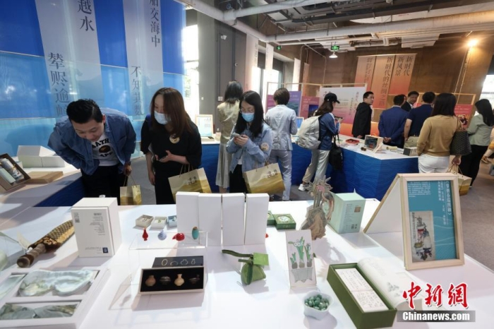9月28日，“一帶一路，文明之橋”圖書文創展在北京圖書大廈開幕，圖為觀眾參觀展覽。<a target='_blank' href='/'><p  align=