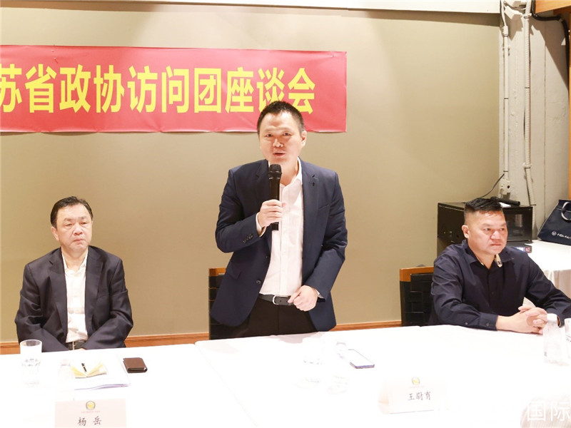 中國駐里約總領館副總領事王尉育（中）在座談會上致辭。人民網記者 陳海琪攝