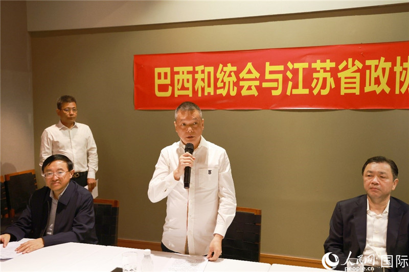 巴西和統會會長王俊曉（中）在座談會上致辭。人民網記者 陳海琪攝