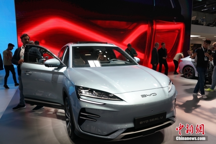 2023年德國國際汽車及智慧出行博覽會(IAA mobility)(亦簡稱慕尼黑國際車展)將于9月5日正式開幕。在9月4日舉行的媒體日，記者看到諸品牌紛紛攜“拳頭”產品亮相。圖為當日比亞迪SEAL U在歐洲首秀。<a target='_blank' href='/'><p  align=
