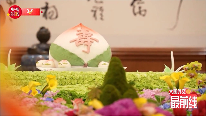 圖為今年7月基辛格訪華時午宴上的壽桃。來源：央視新聞截圖