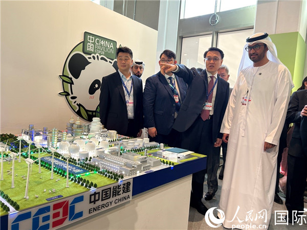 COP28主席蘇爾坦·賈比爾參觀中國角展示。人民網記者任皓宇攝