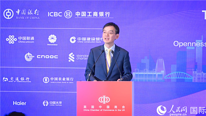 英國中國商會會長、中國銀行倫敦分行行長方文建 致歡迎辭。人民網 郭錦標攝