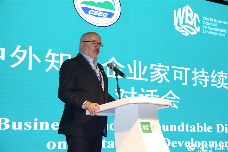 世界可持續發展工商理事會會長兼主席貝德凱致辭。人民網記者任皓宇攝
