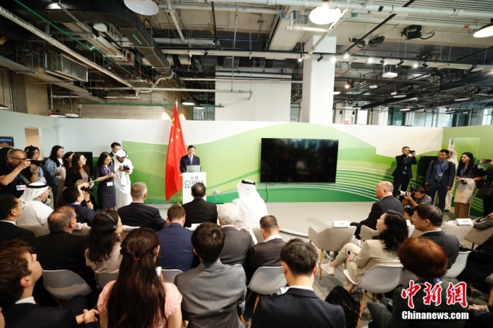 當地時間11月30日，《聯合國氣候變化框架公約》第28次締約方大會(COP28)中國角開幕式暨“生態文明與美麗中國實踐”邊會在迪拜舉行。圖為中國生態環境部部長黃潤秋在邊會上發表致辭。<a target='_blank' href='/' _fcksavedurl='/'><p  align=