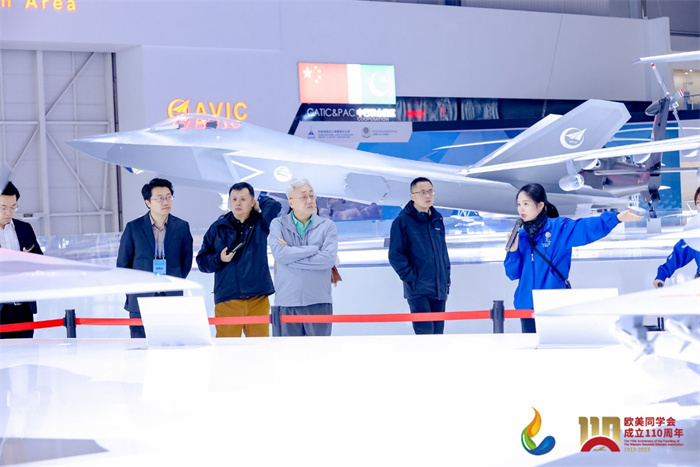 參會嘉賓和留學歸國人員參觀珠海太空中心。主辦方供圖