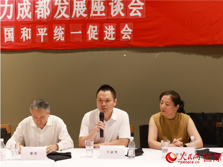 中國駐里約總領館副總領事王尉育（中）在座談會中致辭。人民網記者 陳海琪攝