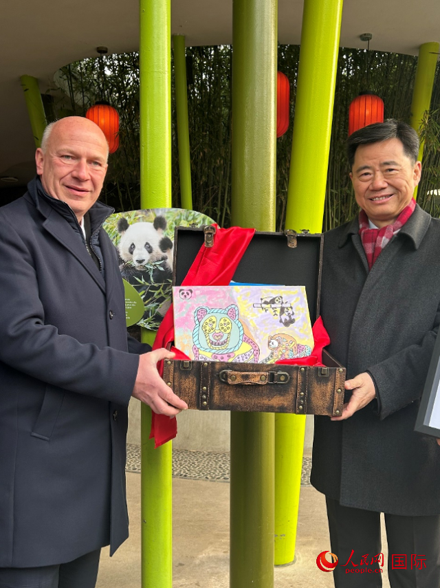 吳墾大使和韋格納市長手捧德國兒童為“夢想”“夢圓”準備的手繪“送別大禮包”。人民網記者 徐馨攝
