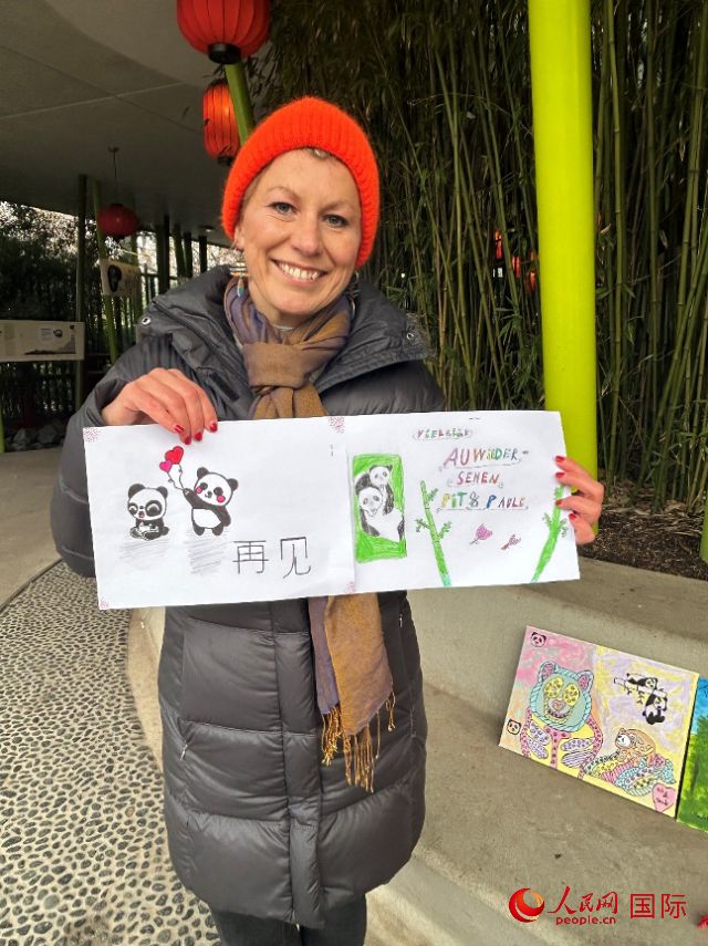 桑德拉和德國小朋友們的作品。右圖寫著“祝福好運，再見 Pit和Paule（“夢想”“夢圓”的德語名字）”。人民網記者 徐馨攝
