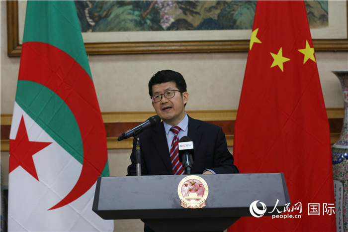 李健在招待會上致辭。人民網記者 郝瑞敏攝