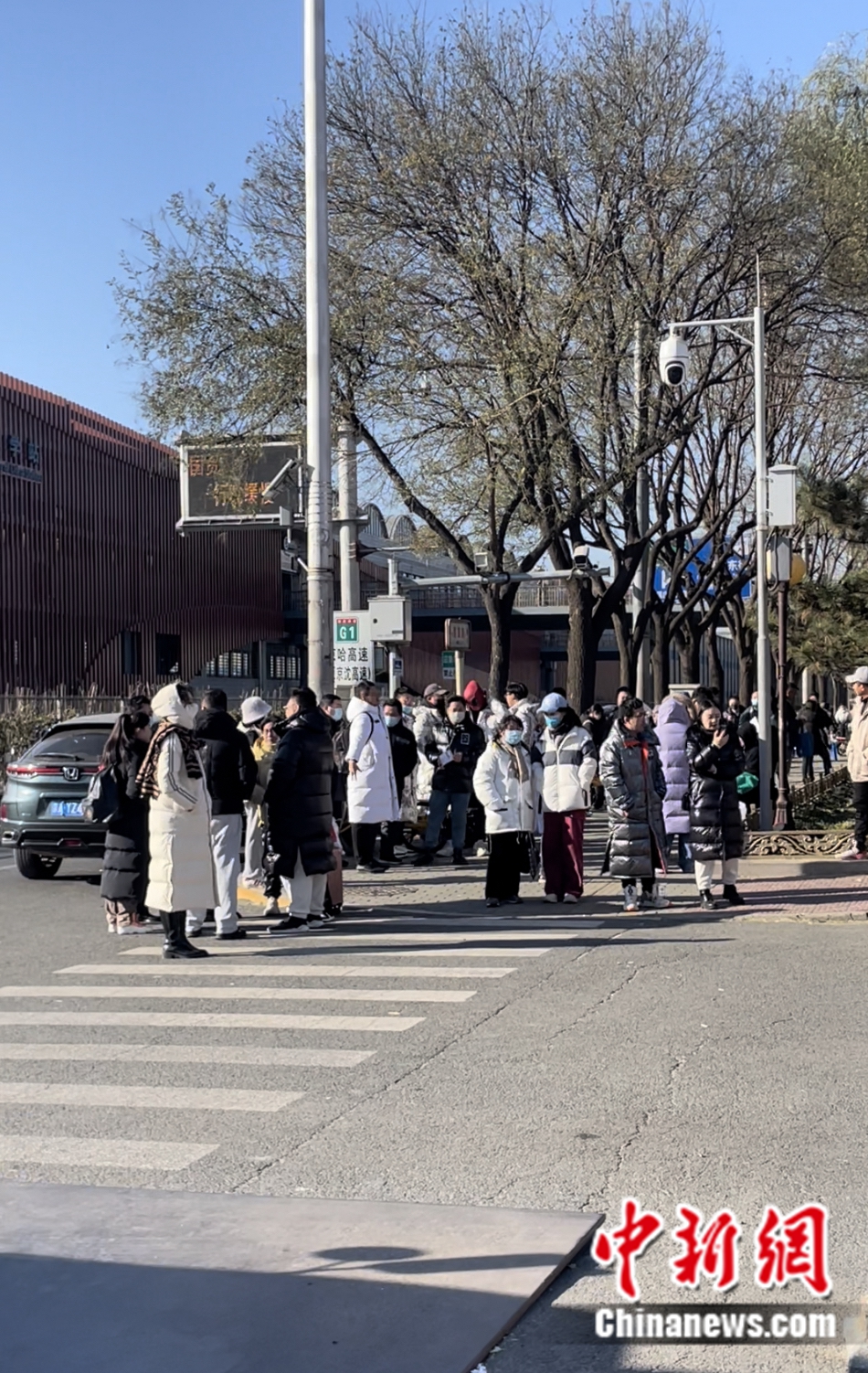 不少家長和老師在考場外等候。袁秀月 攝