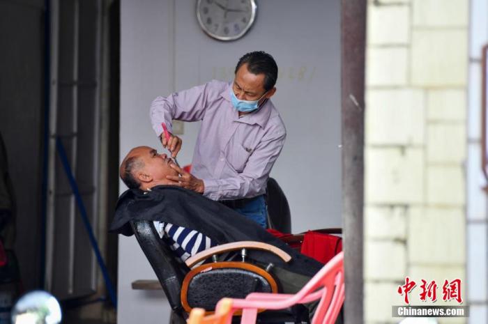 圖為在文昌鋪前騎樓老街，一家理發店的老板正在為顧客刮臉。 <a target='_blank' href='/' _fcksavedurl='/' ><p  align=