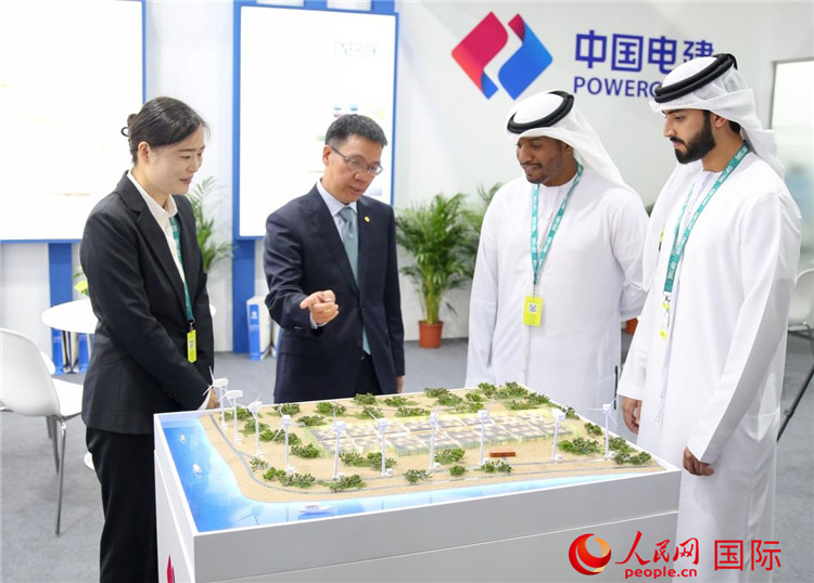 訪客在中國電建展臺參觀風電項目沙盤。人民網 塔里克·易卜拉欣攝